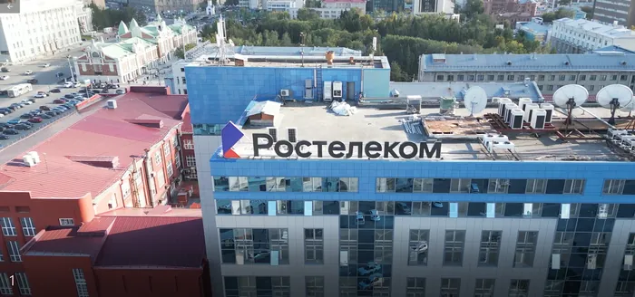 Крышная конструкция на здании, снятая с воздуха
