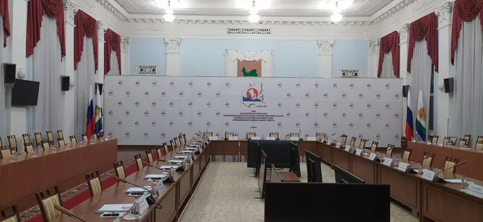 Пресс-волл, смонтированный в зале заседаний